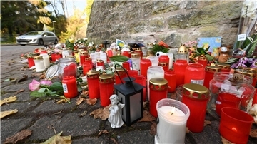 Der Unfallort in Witzenhausen-Gertenbach ist im Herbst 2021 mit Blumen, Teddies und Kerzen geschmückt.
