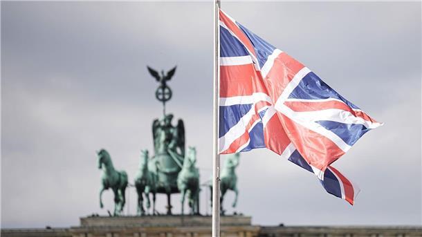 Jubelrufe und Fähnchen: Charles und Camilla in Berlin Der Union Jack ist vor dem Brandenburger Tor gehisst.