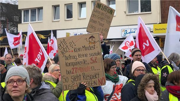 Warnstreiks: Demonstranten ziehen durch Bremerhaven Der Unmut der Demonstrierenden wird auf vielen selbstgemachten Schildern sichtbar.