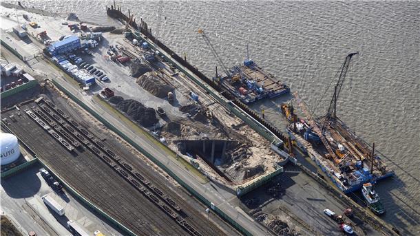 Die Stahlbohlen der neuen Kaje 66 in Bremerhaven werden von einem Ponton aus gerammt und stecken beinahe alle im Untergrund. Das Rammen soll im Februar abgeschlossen sein. 
