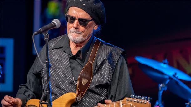 Der US-amerikanische Bluesgitarrist und Sänger Tas Cru gastiert am Samstagabend in der Jahnhalle. Zu seiner Band gehört der Mann, der in der Jahnhalle ansonsten für das Programm verantwortlich ist. Yeti Mansena spielt Klavier und Orgel.