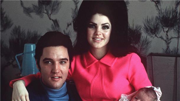 Der US-amerikanische Rock’n Roll Star Elvis Presley mit seiner Frau Priscilla und ihrer kleinen Tochter Lisa Marie (1968).