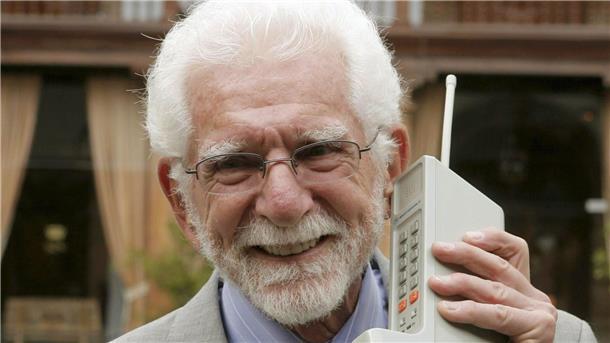 „Hi, Joel“: Erstes Mobilfunkgespräch wird 50 Jahre alt Der US-Ingenieur Martin Cooper hält eines der ersten Mobiltelefone.