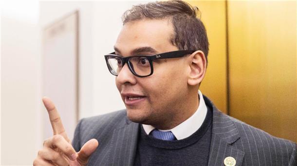 Der US-Kongressabgeordnete George Santos soll sich im Wahlkampf Geld von Spenderinnen und Spendern mit falschen Angaben erschlichen haben.
