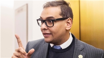 Der US-Kongressabgeordnete George Santos soll sich im Wahlkampf Geld von Spenderinnen und Spendern mit falschen Angaben erschlichen haben.