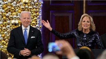 Der US-Präsident Joe Biden schenkt seiner Frau Jill Biden jedes Jahr ein selbstgeschriebenes Gedicht.