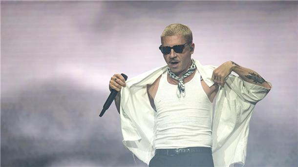Macklemore wirft Israel bei Festival erneut Völkermord vor Der US-Rapper Macklemore positionierte sich auf dem Deichbrand-Festival 2025 abermals klar propalästinensisch.