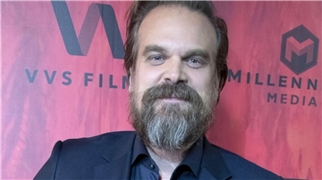 Der US-Schauspieler David Harbour freut sich über seine hohe Stirn.