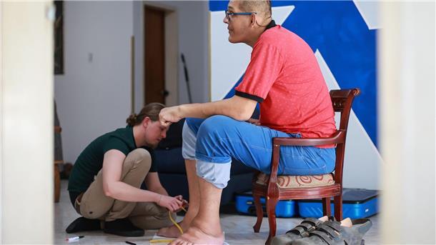 Deutsche Schuhe für die wohl längsten Füße der Welt Der Venezolaner Jeison Rodriguez (r) benötigt Schuhgröße 70.