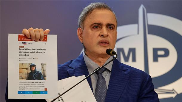 Der venezolanische Generalstaatsanwalt Tarek William Saab zeigt auf einer Pressekonferenz in Caracas einen Zeitungsartikel mit einem Bild des Rappers Canserbero.