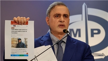 Der venezolanische Generalstaatsanwalt Tarek William Saab zeigt auf einer Pressekonferenz in Caracas einen Zeitungsartikel mit einem Bild des Rappers Canserbero.