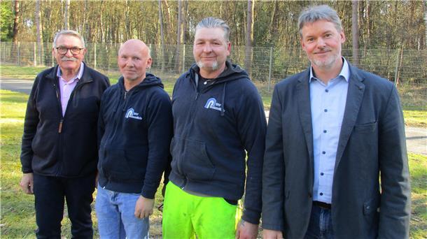 Der Verbandsvorsitzende Ulrich Mehrkens (links) und der Wasserverband-Geschäftsführer Dr. Stefan Kohl (rechts) gratulierten den Jubilaren Axel Tiedtke (Zweiter von links) und Andreas Kramer.
