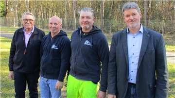 Der Verbandsvorsitzende Ulrich Mehrkens (links) und der Wasserverband-Geschäftsführer Dr. Stefan Kohl (rechts) gratulierten den Jubilaren Axel Tiedtke (Zweiter von links) und Andreas Kramer.