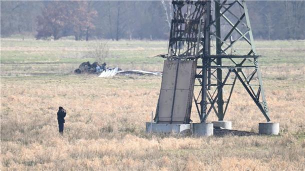 Der verbrannte Strommast auf einem Feld unweit der Tesla-Fabrik in Grünheide.