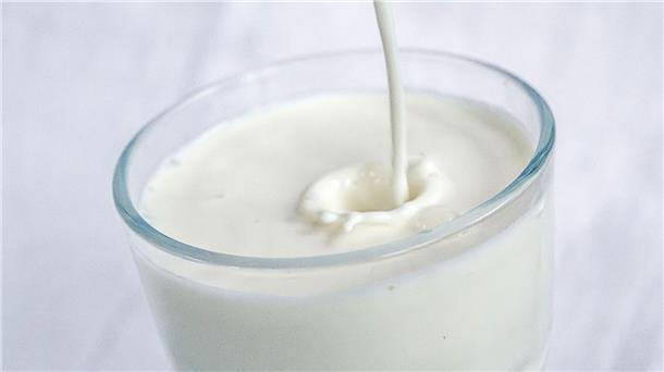 Verbraucher verzehren weniger Milch, Käse und Butter Der Verbrauch von Konsummilch ging um knapp ein Prozent auf etwas weniger als 46 Kilo pro Kopf zurück.