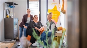 Der Verein Lillebö - hier der Vorstand mit Nele Mielke, Bettina Nagl-Wutschke und Sabrina Kuiper - hat sein „Zuhause“ bisher mietfrei im Geestländer Seniorentreffpunkt „Villa Kapitän Mayer“, zu bestimmten Zeiten. Doch der Nutzungsvertrag mit der Gemeinde läuft zu Jahresende aus. 