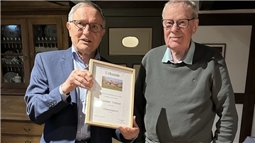 Der Vereinsvorsitzende Heinz-Hermann Evers überreicht Hartmut Vollmer (rechts) die Ehrenmitgliedschaftsurkunde. 