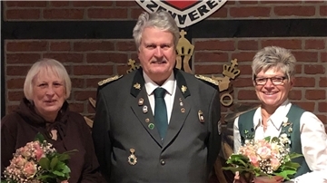 er Vereinsvorsitzende Michael Gielsdorf mit den geehrten Schützinnen Irma Krack (links) und Christa Klotzke.