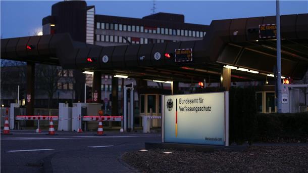 Der Verfassungsschutz beobachtet die „Initiative Zusammenrücken“ als erwiesen rechtsextremistische Bestrebung.