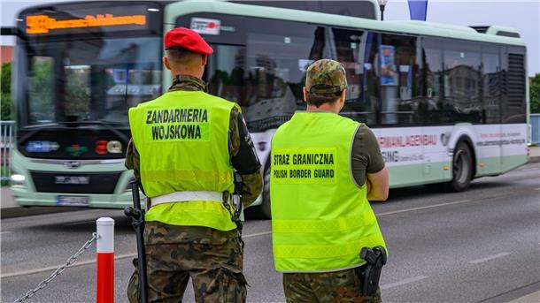 Polens Innenminister: Verkehr an Grenze fließt reibungslos Der Verkehr in der Grenzregion läuft nach Angaben des Innenministeriums in Warschau reibungslos.