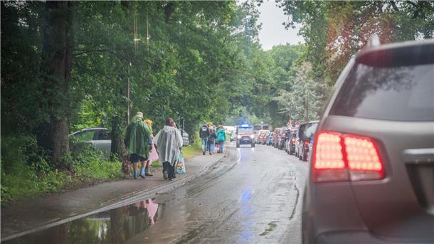 Der Verkehr kommt am Sonntag in Wanhöden zum Erliegen, weil zu viele Menschen gleichzeitig vom Deichbrand-Festival abreisen und Fahrzeuge am Straßenrand parken, um Festivalbesucher abzuholen.