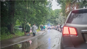 Der Verkehr kommt am Sonntag in Wanhöden zum Erliegen, weil zu viele Menschen gleichzeitig vom Deichbrand-Festival abreisen und Fahrzeuge am Straßenrand parken, um Festivalbesucher abzuholen.