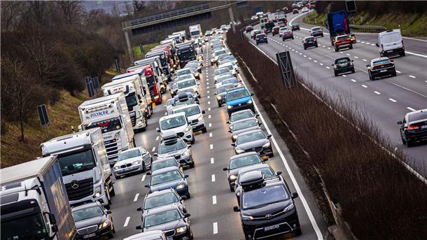 Ausnahme für ukrainische Autos bis Ende September verlängert Der Verkehr stockt am Nachmittag auf der A2 in Fahrtrichtung Hannover.