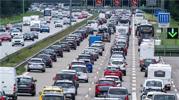 Der Verkehrssektor hat 2022 erneut die im Klimaschutzgesetz festgelegten Jahresemissionshöchstmengen überschritten.