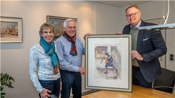 Der Verleger Matthias Ditzen-Blanke (rechts) freut sich über „Die Zeitungsträgerin“. Das Bild von Klaus Bemmer überreichten ihm Anneliese und Klaus Hamborg.