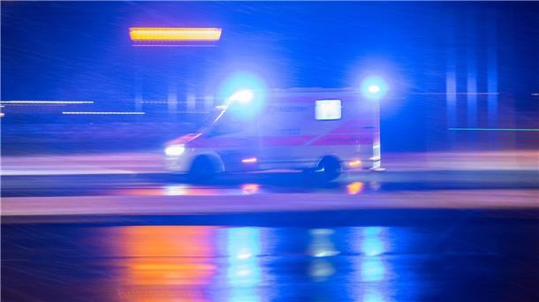 Mann bei Festumzug überrollt und lebensgefährlich verletzt Der verletzte 22-Jährige wurde in ein Krankenhaus gebracht. (Symbolbild)