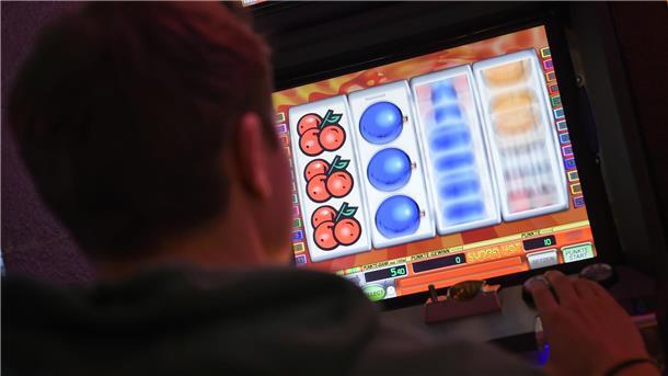Der vermeintliche Kick an Spielautomaten kann schwerwiegende Folgen haben: Glücksspielsüchtige geraten in "einen Kreislauf, aus dem man nur schwer herauskommt“, weiß ein Betroffener.
