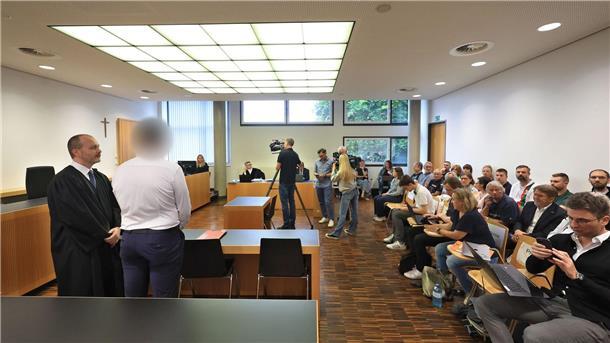 Polizist nach Schuss aus Dienstwaffe verurteilt Der Verteidiger (links) des Polizisten hatte eine Strafe von unter einem Jahr auf Bewährung gefordert.