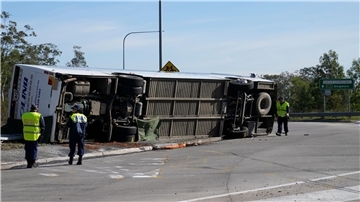 Der verunglückte Bus in der Nähe der Stadt Greta nördlich von Sydney in Australien.