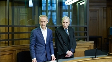 Der verurteilte Arzt Christoph Turowski (l) und sein Anwalt im Gerichtssaal 500 des Kriminalgerichts Moabit.