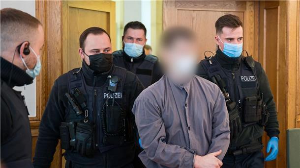 Der verurteilte Polizistenmörder Andreas S. (2.v.r) wird von Polizeibeamten in den Gerichtssaal geführt.