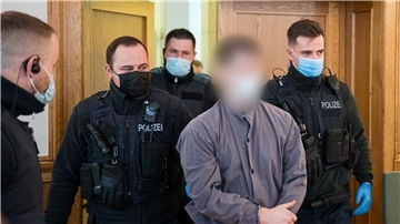 Der verurteilte Polizistenmörder Andreas S. (2.v.r) wird von Polizeibeamten in den Gerichtssaal geführt.