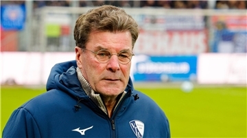 Der VfL Bochum will Trainer Dieter Hecking über die laufende Saison hinaus halten.