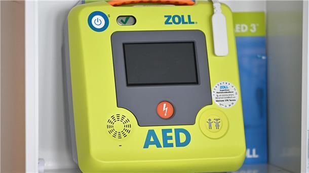 Das Foto zeigt einen Defibrillator. 