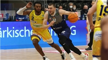 Zwei Männer spielen Basketball.