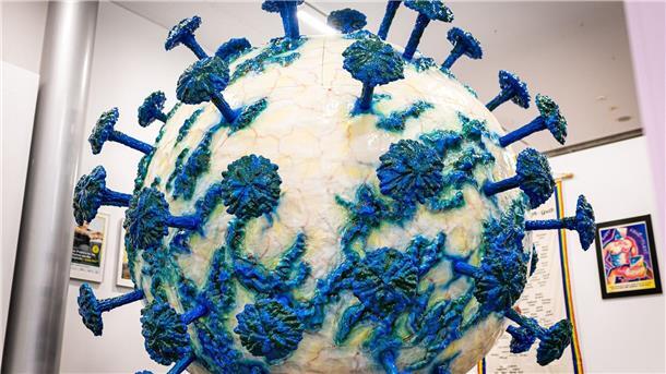 UNAIDS: Weltweiter Kampf gegen Aids und HIV am Scheideweg Der Virennachbau ist größer als ein Mensch und zeigt die Struktur von HIV. (Archivbild)