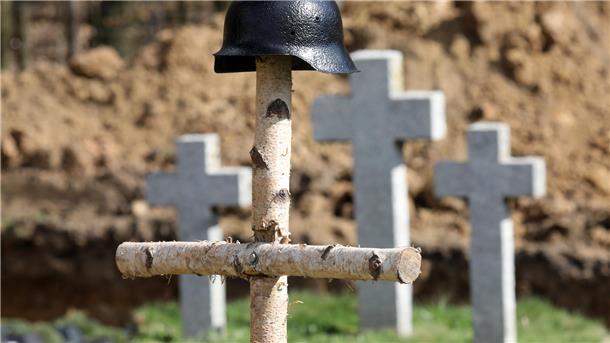 Ein Kreuz mit einem Soldatenhelm