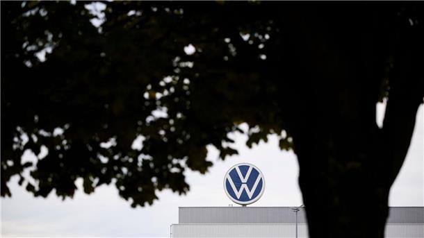 VW liefert mehr Autos aus - Kaufzurückhaltung bei E-Autos Der Volkswagen-Konzern legt Zahlen vor.