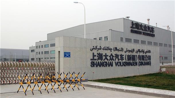 VW hält an umstrittenem Werk im Westen Chinas fest Der Volkswagen-Konzern will weiter an dem Werk in der Region Xinjiang festhalten.