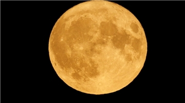 Der Vollmond war Anfang August über dem Tempelhofer Feld zu sehen.