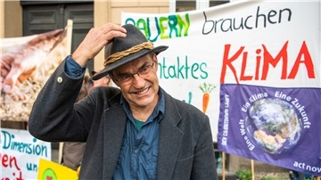 Der von Greenpeace unterstützte Ökolandwirt Ulf Allhoff-Cramer aus Detmold klagt gegen den VW-Konzern.