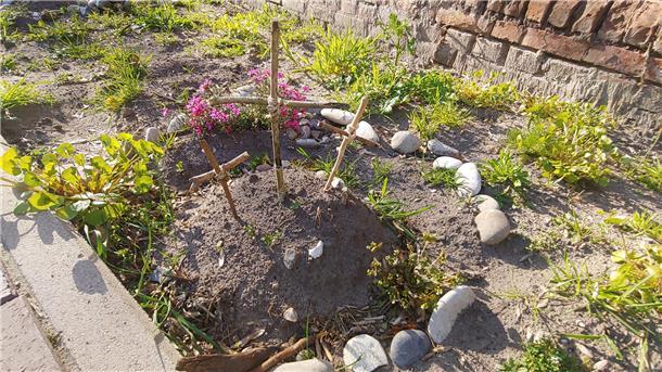 Der von Kindern gestaltete Ostergarten.