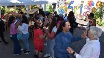 Der von vielen Festteilnehmern getanzte Salsa-Tanz aus Lateinamerika gehörte zu den Höhepunkten des interkulturellen Hoffestes.