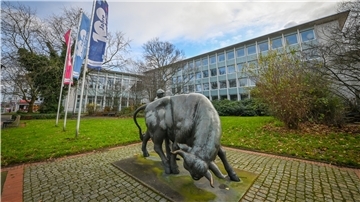Der Vorplatz der Volkshochschule Bremerhaven soll bis zum Sommer umgebaut sein. Die Skulptur „Störrischer Bulle mit Bauer“ aber bleibt.