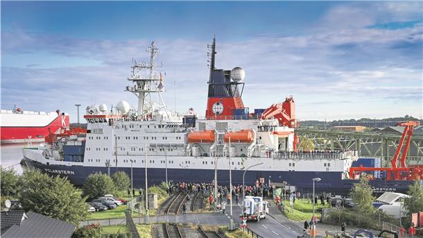 Schiff "Polarstern" vor Hafenkulisse.