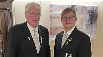 Der 1. Vorsitzende der Kyffhäuser Kameradschaft Brahmstedt und Umgebung, Walter Rönner (links), mit dem Kassenwart des Vereins, Karl Köster. 